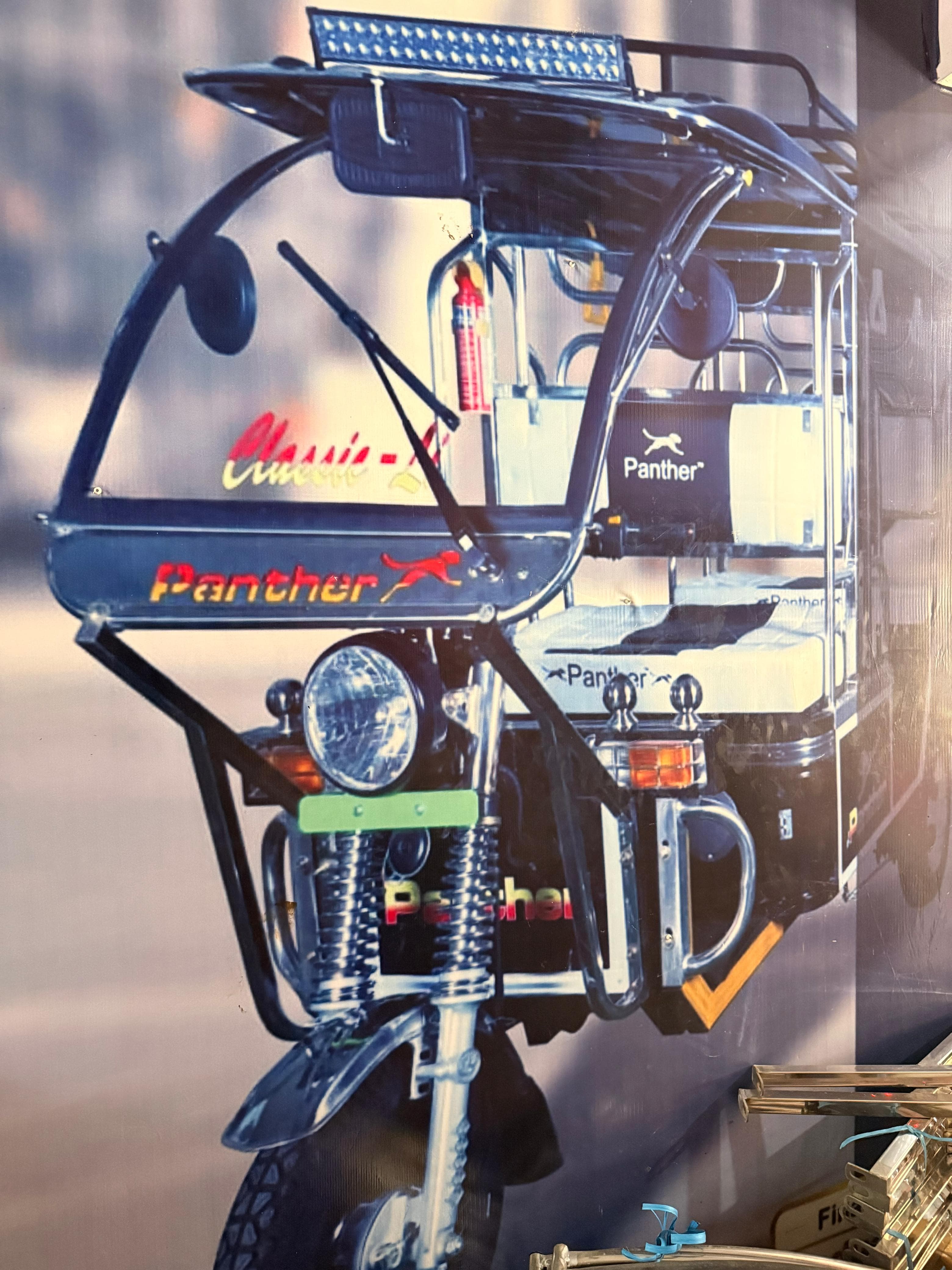 दुकान की दीवार